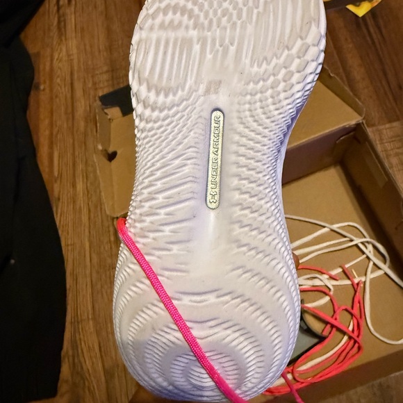Women’s under armor basketball shoes - Picture 6 of 11